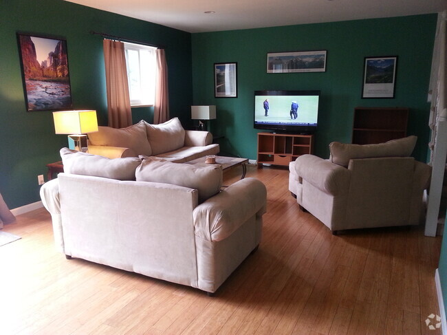 Building Photo - 1505 Bradley Dr Rental