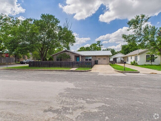 Building Photo - Adorable 2/2 minutes from Main St. Rental