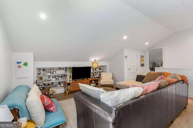 Renovated 2BR/1BA Attic Apartment with In-Unit Washer & Dryer – Prime Atlanta Location