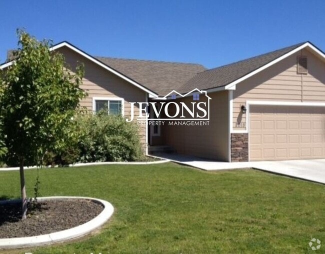 Building Photo - Inviting 3-bedroom single-family home with...