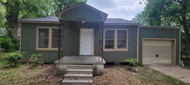 Building Photo - Nice 2 bedroom/1 bath home with Single Car Garage and Central Air & Heat!