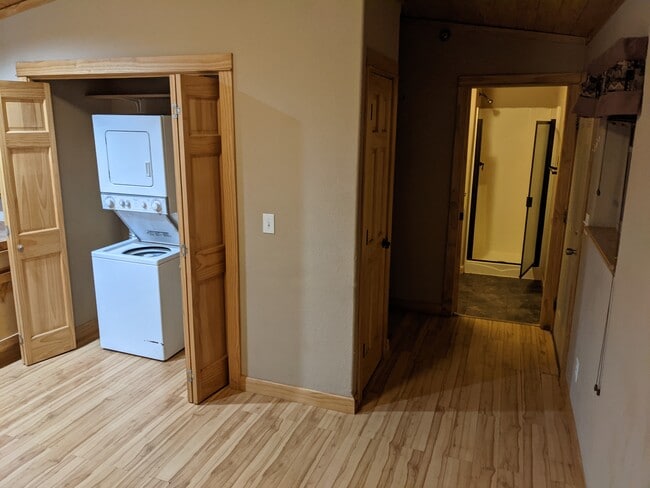 Photo - 1100 Roth Ln