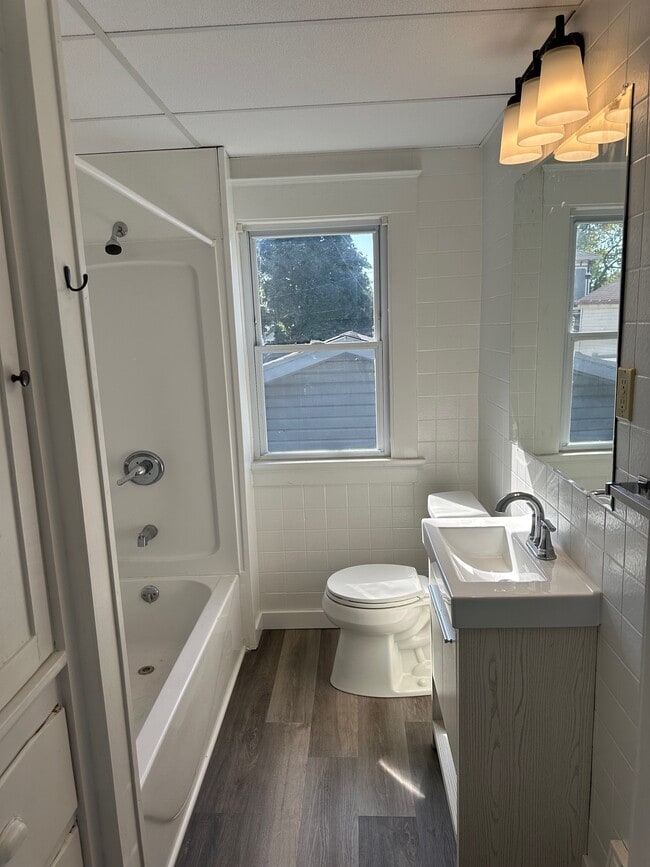 Bathroom - 511 Niagara Ave Unit 511