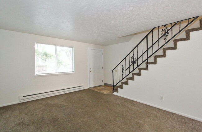 Photo - 824 W 7th St