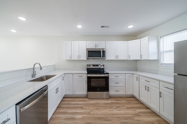 2BR Townhome - 1215 ft2