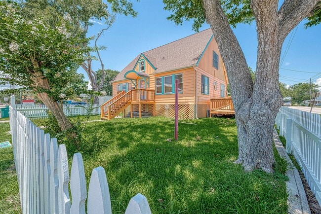 Photo - 1502 Main St