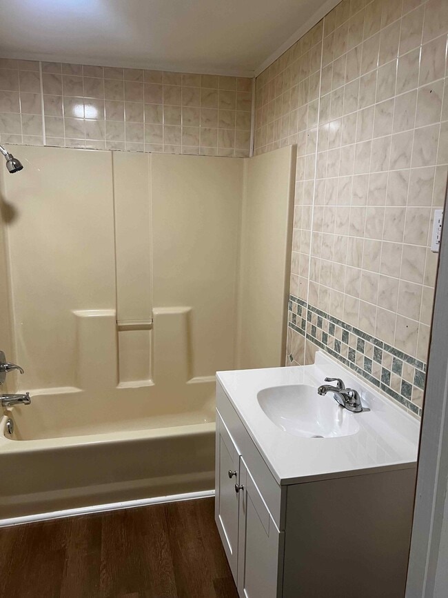 Photo - 855 College St