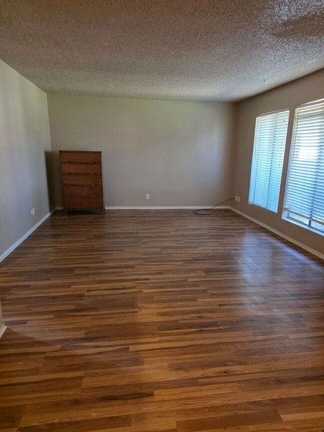 living room 12X13 - 4654 N Chestnut Ave Unit 134