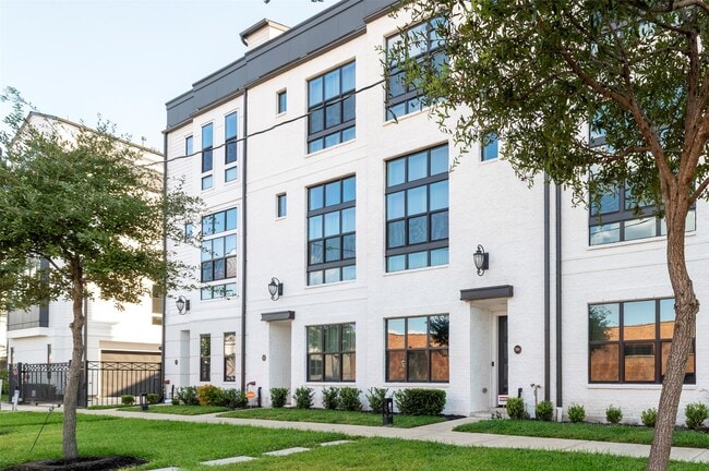 Building Photo - 2914 Lamar St