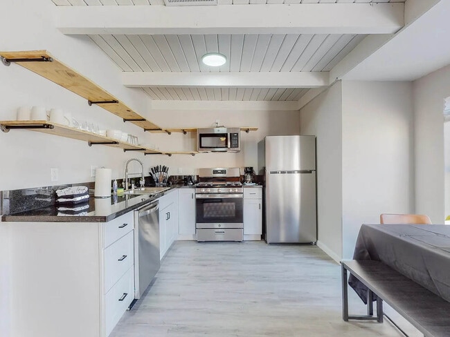 Photo - 724 Truman St NE