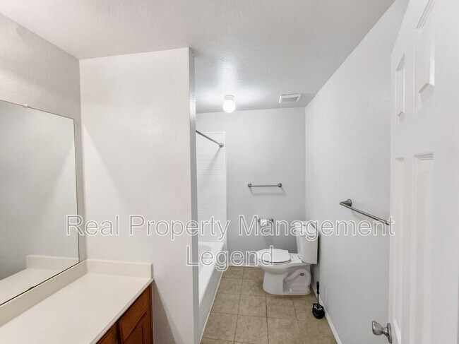 Photo - 3211 Roundtree Ln