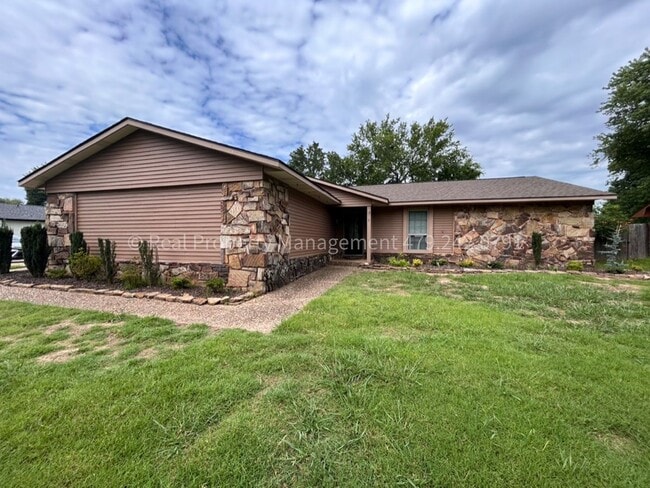 Building Photo - 2804 S 97th Cir Rental