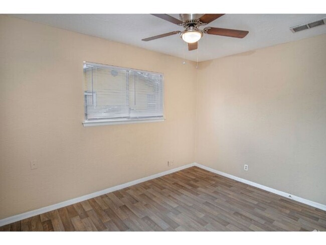 Building Photo - Convenient 4-Bedroom Stay Near Downtown & ... Rental