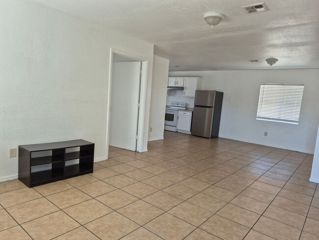 Building Photo - Refreshed 3 Bed/2 Bath Duplex Unit 2