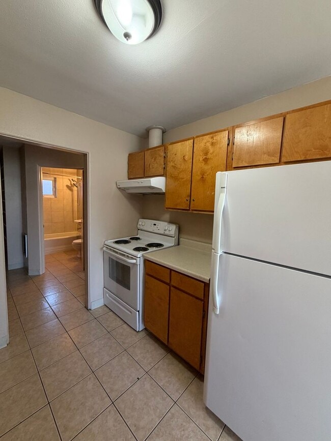 Building Photo - Spacious 1 bedroom, 1 bath Apartment with Tile Throughout!