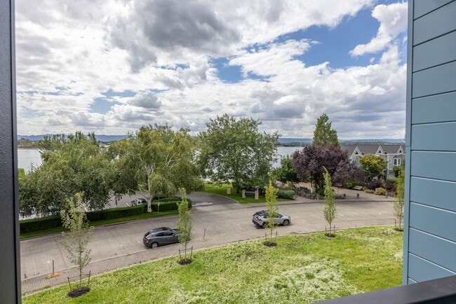 1716 SE Columbia River Dr