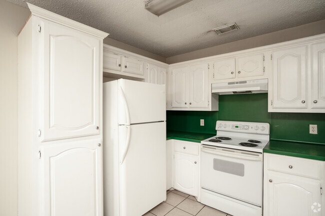 2BR, 2BA - 950SF - Kitchen - Summit Apartments