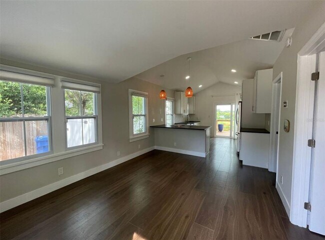 Photo - 2440 Quincy St S