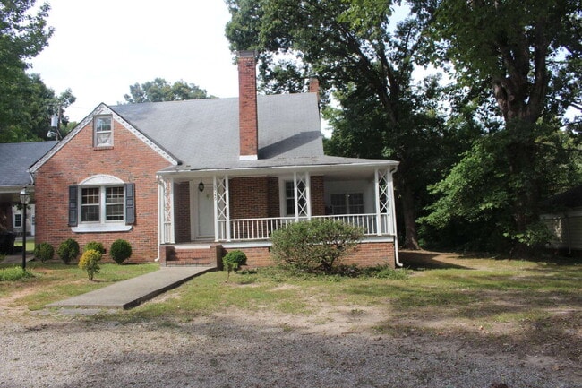 Building Photo - CHARMING HOUSE IN THE TOWN OF CLARKSVILLE VA.  MINUTES FROM SHOPPING AND ENTERTAINMENT.