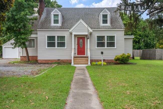 Building Photo - Welcome to this beautifully maintained 4-b... Rental