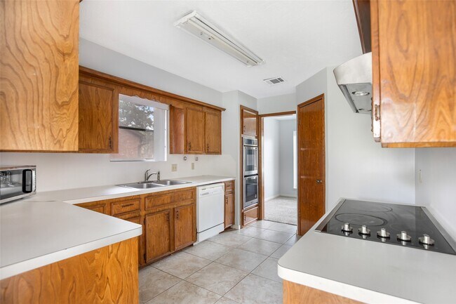Photo - 2130 Lake Hills Dr