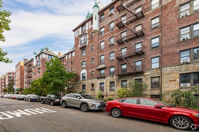 Photo - Valeria Arms