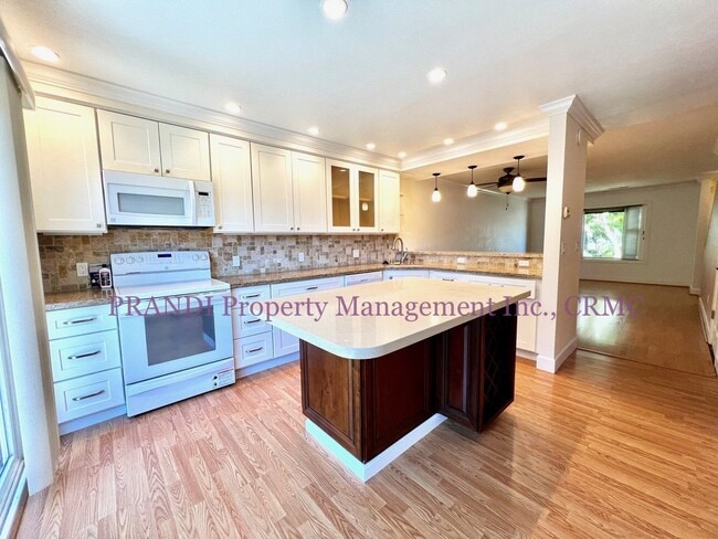 Photo - Delightful End Unit Townhome with Washer/D... Unit D1