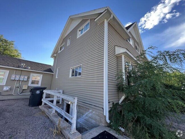 Building Photo - 400 E 24th St Rental