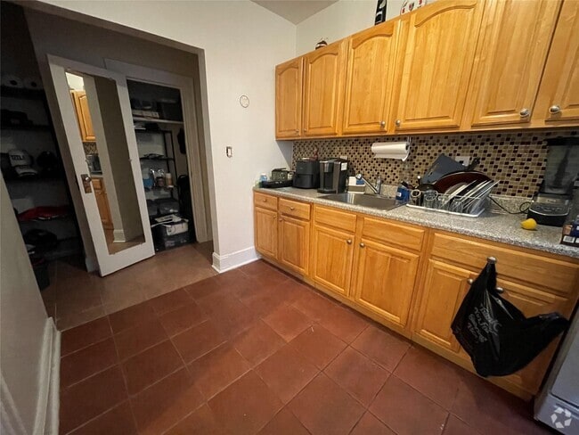 Building Photo - 71-03 69th St Unit 2 Rental