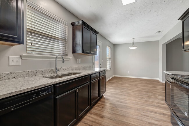 1567sf: Kitchen/Dining
