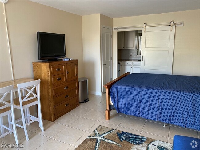 Building Photo - 2555 Tamiami Trail N Unit 248 Rental