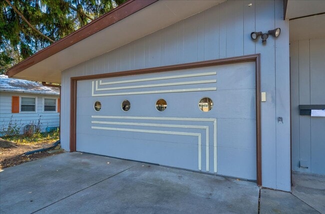 Photo - 5601 Russett Rd