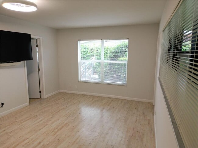 Photo - 988 SW 9th Ave Unit HOUSE