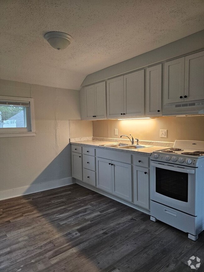 Building Photo - 101 E Main St Unit 101 E Main A Rental