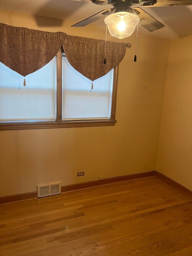 8852 S Oglesby Ave Rental For Rent in Chicago, IL