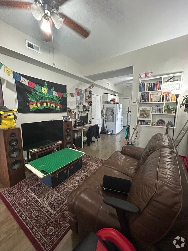 Building Photo - 908 N Western Ave Unit 3R Rental