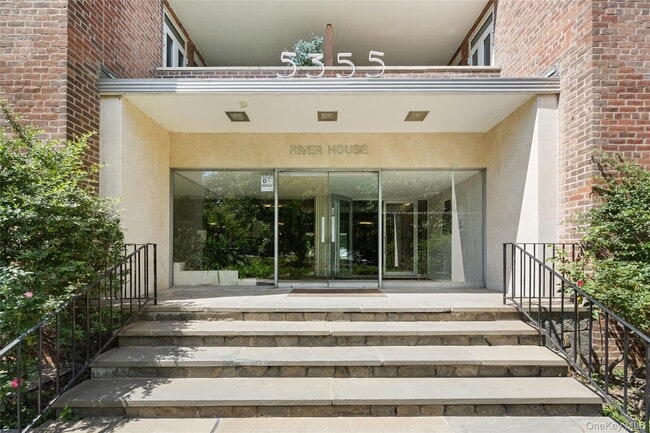 Building Photo - 5355 Henry Hudson Pkwy W Unit 11C Rental