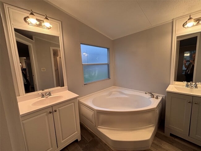 Photo - 231 6 Morris Ln