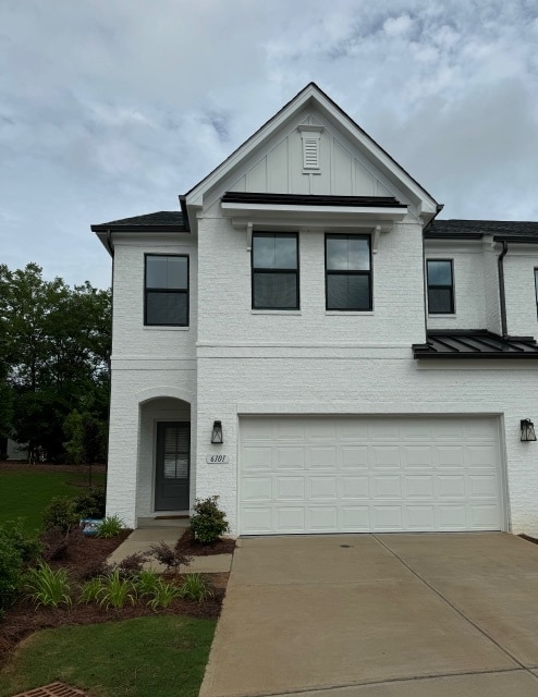 Building Photo - 6101 Mariemont Cir