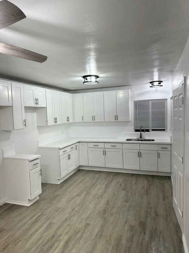 Building Photo - 4836 Park Ave Rental