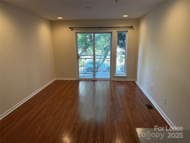 Photo - 620 Raphael Place