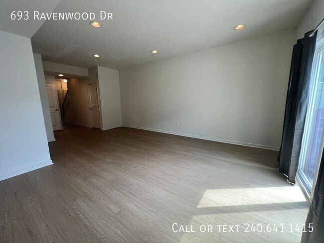 693 Ravenwood Dr