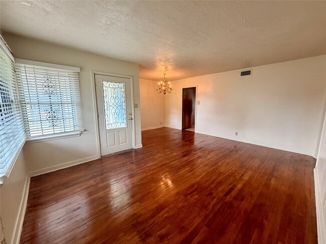 Photo - 6211 Schevers St