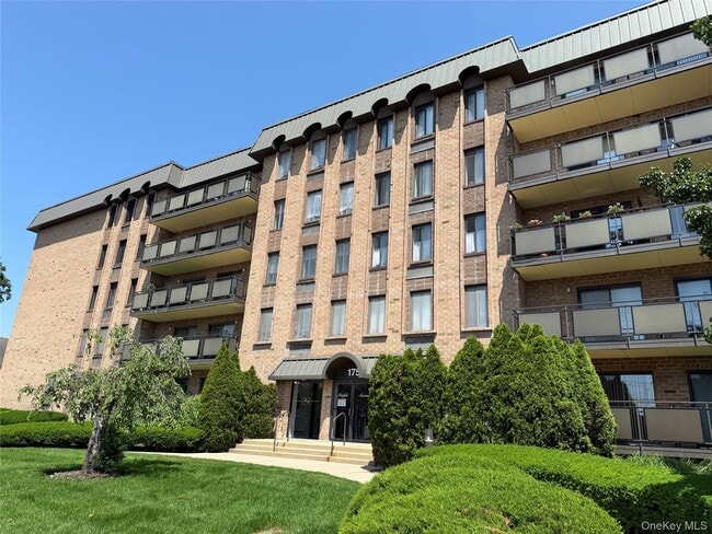 Building Photo - 175 Maple Ave Unit 4J
