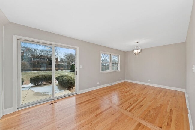 Photo - 1560 Warbler Dr