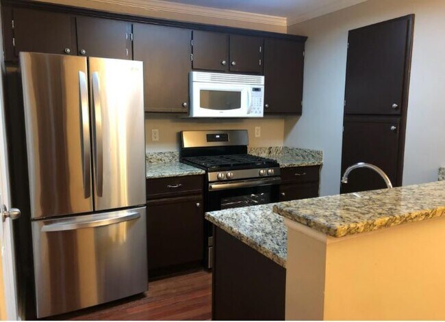 Electrodomésticos Bosch y LG de acero inoxidable (microondas de acero inoxidable nuevo instalado recientemente. No se muestra en la foto). - 2022 River Heights Walk SE Unidad Roommate Plan