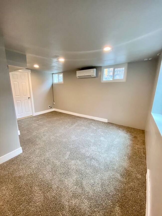 Building Photo - Deem Triplex Unit 3 Rental