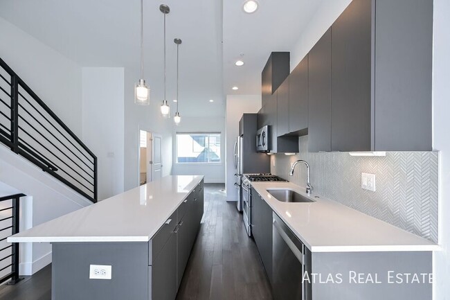 Building Photo - 2016 N Bryant St Unit 104