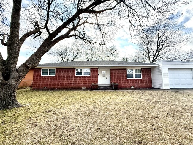 Building Photo - 904 Davis St