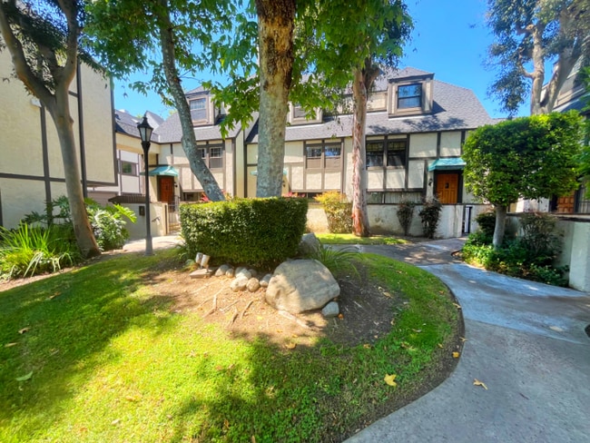 Building Photo - 109 E Rosewood Ct